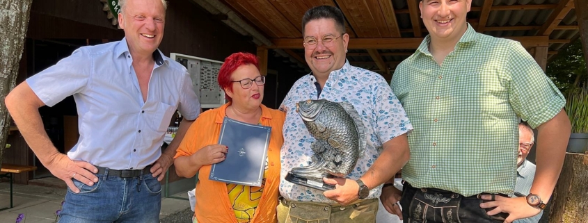 ÖKF Präsident VetR DiplTA Dr. Heinz Heistinger, ÖKF Geschäftsführerin Sonja Behr mit Bewirtschfter Roman Marics und Sohn bei der Trophäenübergabe.