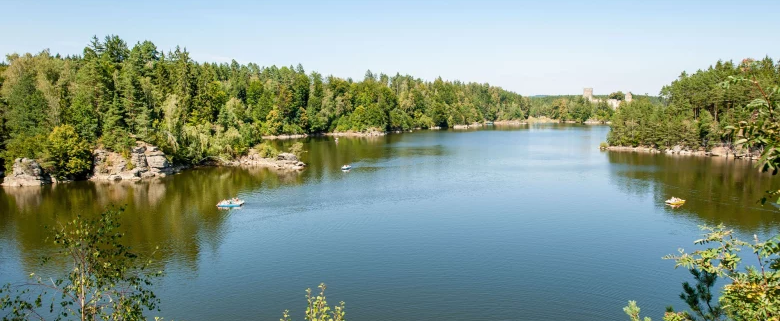 Tragischer Angelunfall am Stausee Ottenstein: 72-Jähriger verstirbt nach Sturz aus Boot